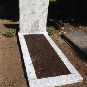 Grafsteen kopsteen randen ruw gekapt Viscont white