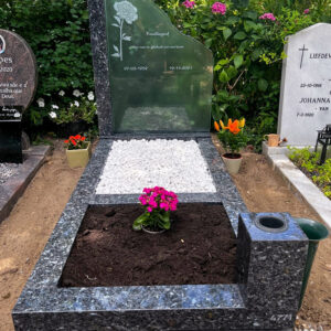 grafsteen-met-pilaar-en-glasplaat