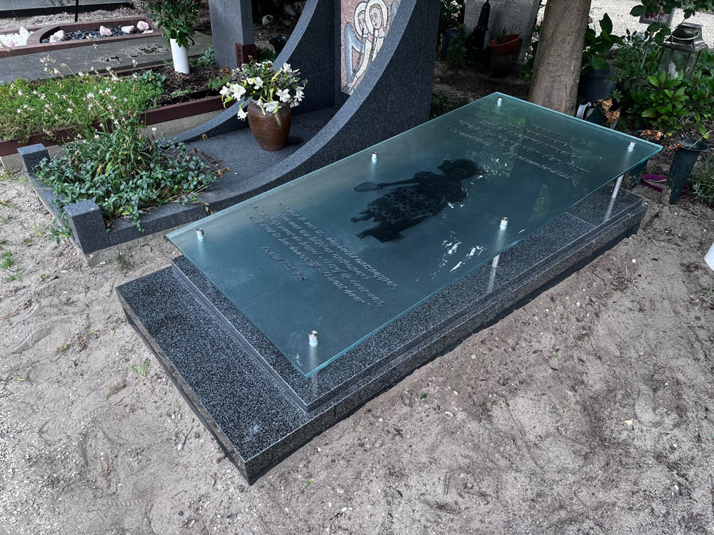 Glasplaat-met-afstandhouders-op-onderstel