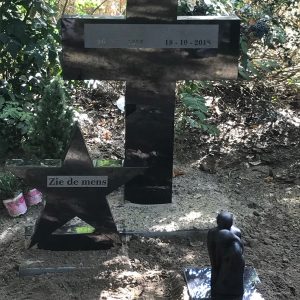 Kruis-en-ster-zwart-graniet