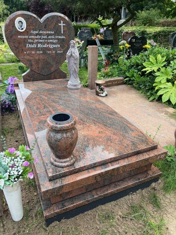 Kopsteen op een sokkel met banden en afdekplaat op een verhoogt onderstel