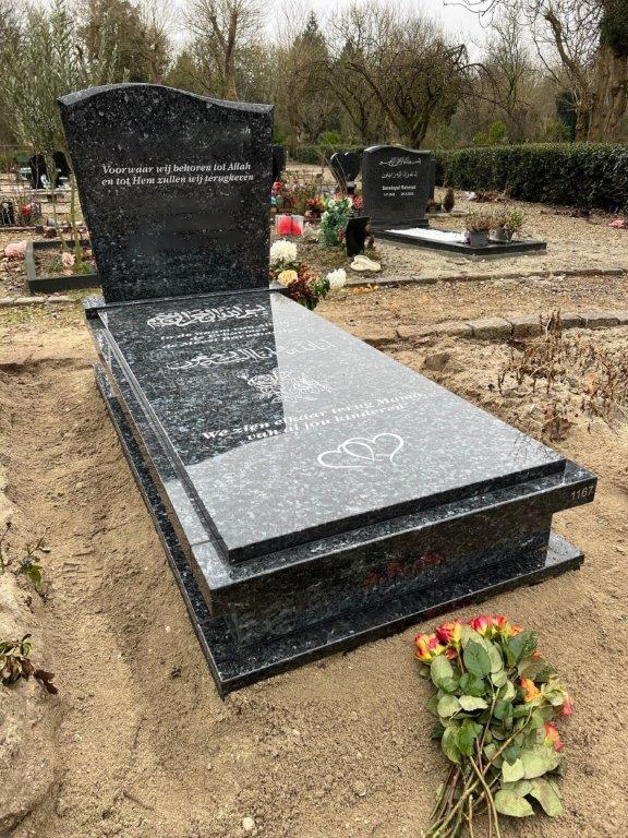 Golfkopmodel kopsteen op een sokkel met afdekplaat op een verhoogt onderstel