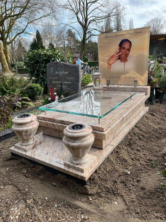 Glasplaten op een verhoogt onderstel