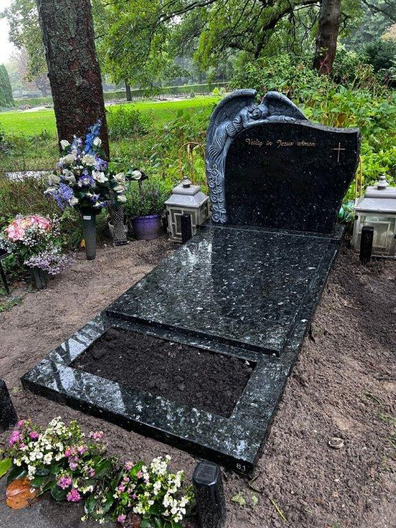 Grafsteen Engel op een sokkel met banden en afdekplaat voorzijde tuin