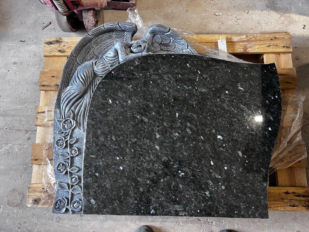 Grafsteen Engel op een sokkel met banden en afdekplaat voorzijde tuin - Afbeelding 3