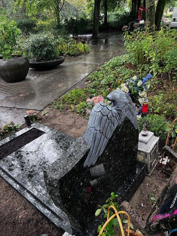 Grafsteen Engel op een sokkel met banden en afdekplaat voorzijde tuin - Afbeelding 2