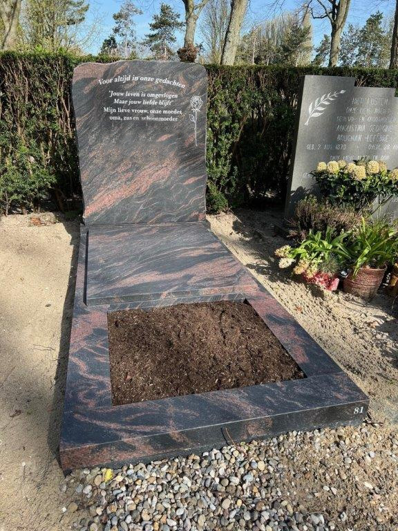 Kopsteen op een sokkel met banden