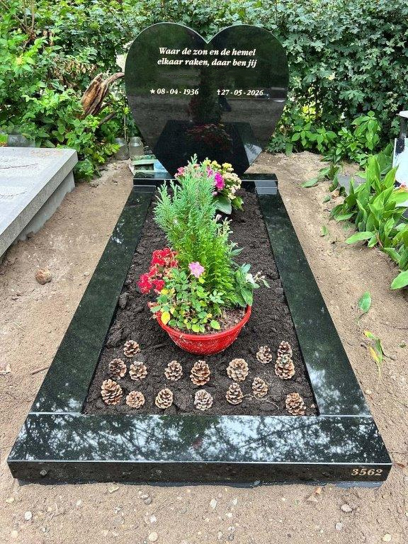 Hartje op een sokkel met banden en open tuin