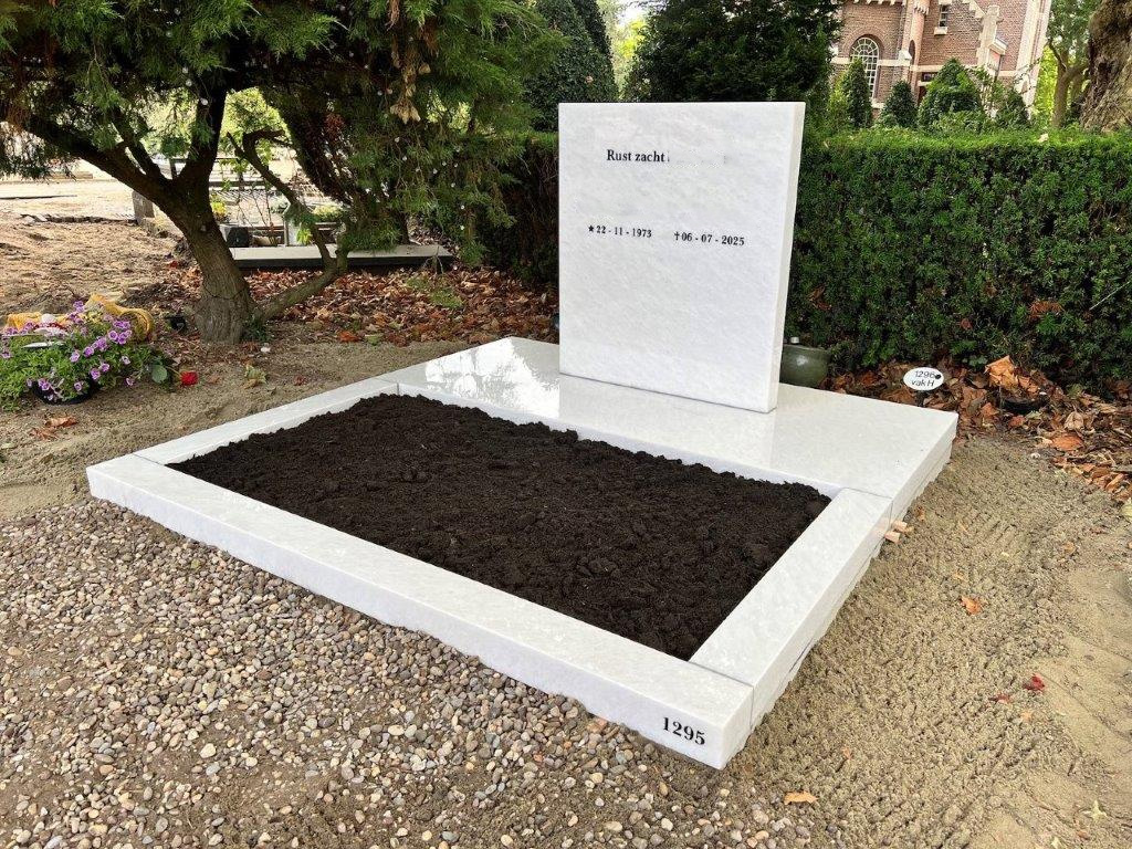 Dubbelgraf 180 x 180 x 100 cm zerk met banden en kopsteen.